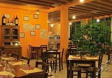 锡耶纳科勒维德露营酒店 3*