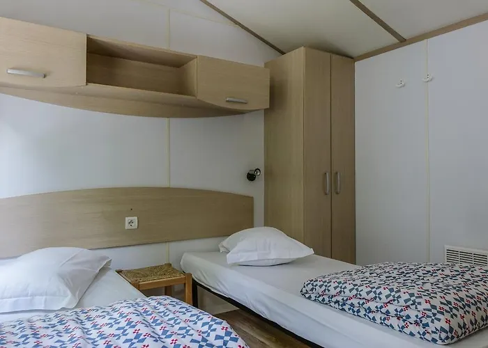 锡耶纳科勒维德露营酒店 3*